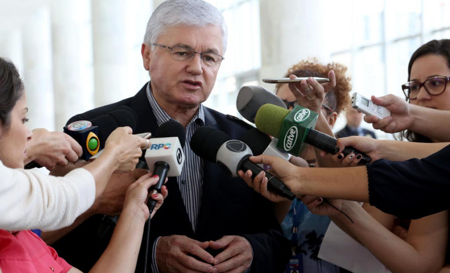 Rossoni explicou que o grupo será criado no âmbito da Secretaria de Estado da Administração e terá representantes do grupo orçamentário da Educação e da APP. "Nenhuma decisão que envolva questões salariais é tomada isoladamente no governo", disse Rossoni.