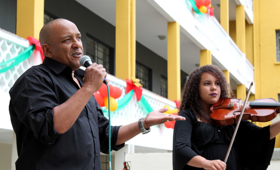 Durante duas horas eles aprendem conceitos e técnicas musicais, novos gêneros e conhecem artistas nacionais e internacionais. “Queremos apresentar novos conceitos, estilos e músicas com uma educação musical que agregue cultura”, disse o professor de Arte, Carlos Neves, idealizador do projeto. “Hoje é comum ver alunos escutando Mozart ou falando das canções de Chico Buarque pelos corredores da escola”, conta Neves.