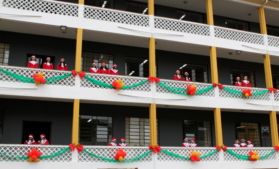 Os estudantes do 6° ano do ensino fundamental do Colégio Estadual Romário Martins, em Piraquara (Região Metropolitana de Curitiba), fizeram nessa quarta-feira (20) uma cantata de Natal para os funcionários da Secretaria de Estado da Educação, nas instalações da pasta, no bairro Vila Izabel, em Curitiba.