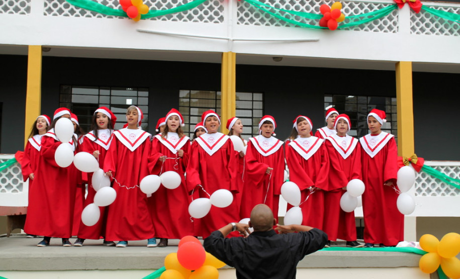 Os estudantes do 6° ano do ensino fundamental do Colégio Estadual Romário Martins, em Piraquara (Região Metropolitana de Curitiba), fizeram nessa quarta-feira (20) uma cantata de Natal para os funcionários da Secretaria de Estado da Educação, nas instalações da pasta, no bairro Vila Izabel, em Curitiba.