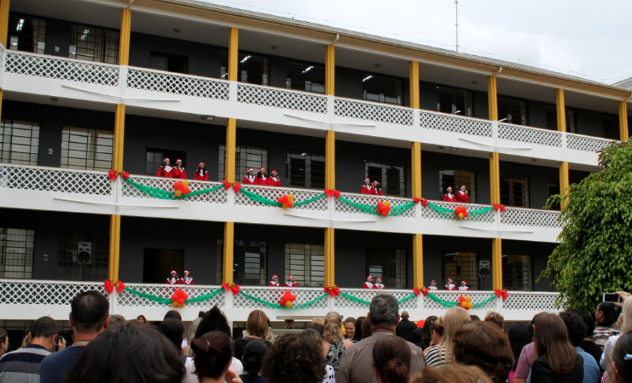 Os estudantes do 6° ano do ensino fundamental do Colégio Estadual Romário Martins, em Piraquara (Região Metropolitana de Curitiba), fizeram nessa quarta-feira (20) uma cantata de Natal para os funcionários da Secretaria de Estado da Educação, nas instalações da pasta, no bairro Vila Izabel, em Curitiba.