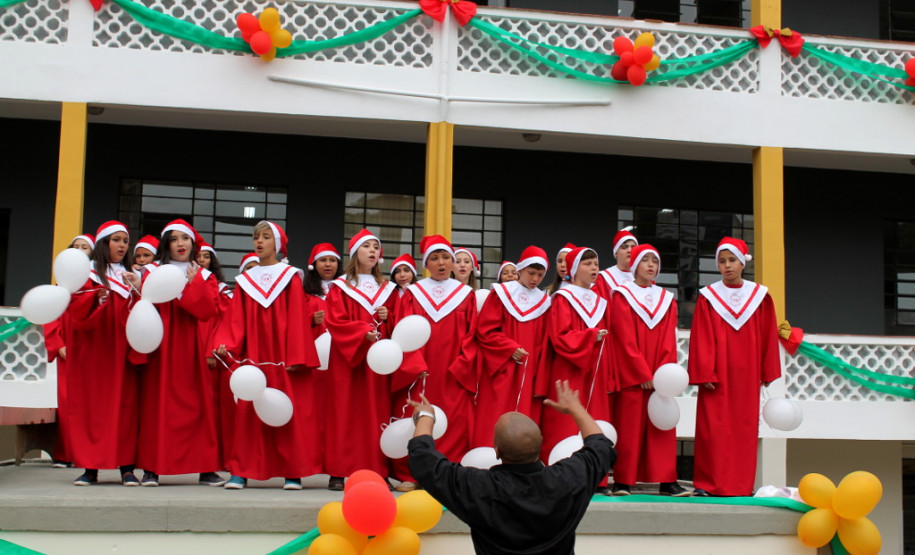 Os estudantes do 6° ano do ensino fundamental do Colégio Estadual Romário Martins, em Piraquara (Região Metropolitana de Curitiba), fizeram nessa quarta-feira (20) uma cantata de Natal para os funcionários da Secretaria de Estado da Educação, nas instalações da pasta, no bairro Vila Izabel, em Curitiba.