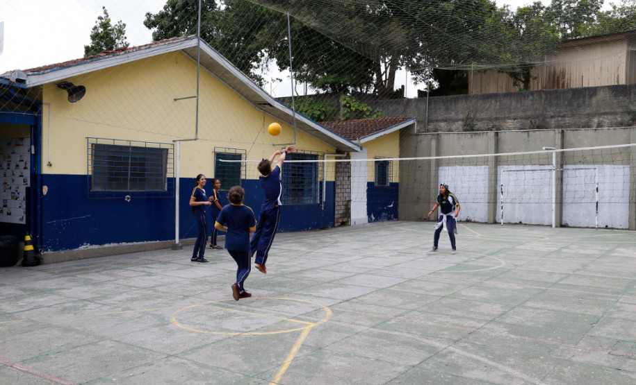 O projeto Vôlei em Rede - Núcleos Paraná, desenvolvido pelo Governo do Paraná em parceria com o Instituto Compartilhar atenderá em 2018 cerca de 1,8 mil alunos de 16 escolas da rede estadual de ensino