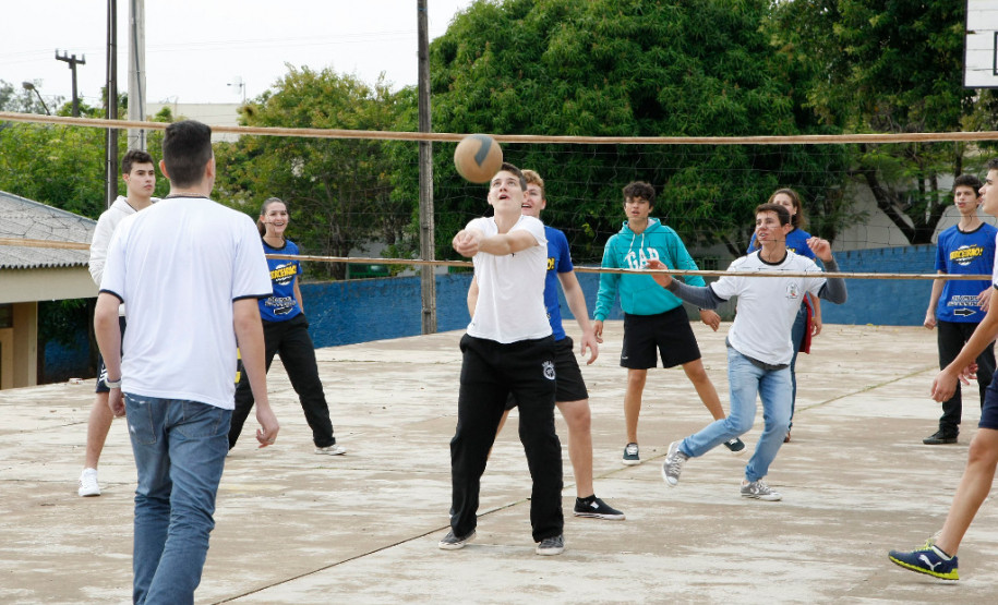 O projeto Vôlei em Rede - Núcleos Paraná, desenvolvido pelo Governo do Paraná em parceria com o Instituto Compartilhar atenderá em 2018 cerca de 1,8 mil alunos de 16 escolas da rede estadual de ensino