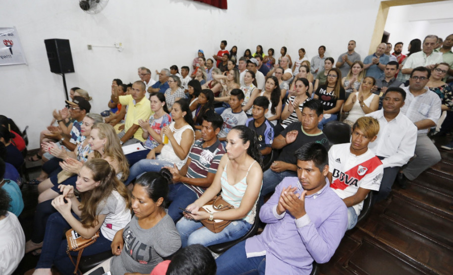 O governador Beto Richa assinou nesta quinta-feira (21) a autorização para início de obras de reforma em 12 colégios estaduais de Foz do Iguaçu, Medianeira, São Miguel do Iguaçu, Missal e Itaipulândia, na região Oeste do Paraná. O investimento soma R$ 2,5 milhões.