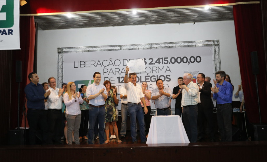 O governador Beto Richa assinou nesta quinta-feira (21) a autorização para início de obras de reforma em 12 colégios estaduais de Foz do Iguaçu, Medianeira, São Miguel do Iguaçu, Missal e Itaipulândia, na região Oeste do Paraná. O investimento soma R$ 2,5 milhões.