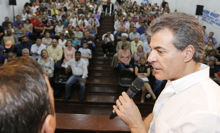 O governador Beto Richa assinou nesta quinta-feira (21) a autorização para início de obras de reforma em 12 colégios estaduais de Foz do Iguaçu, Medianeira, São Miguel do Iguaçu, Missal e Itaipulândia, na região Oeste do Paraná. O investimento soma R$ 2,5 milhões.