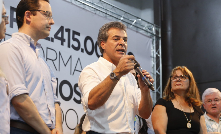 O governador Beto Richa assinou nesta quinta-feira (21) a autorização para início de obras de reforma em 12 colégios estaduais de Foz do Iguaçu, Medianeira, São Miguel do Iguaçu, Missal e Itaipulândia, na região Oeste do Paraná. O investimento soma R$ 2,5 milhões.