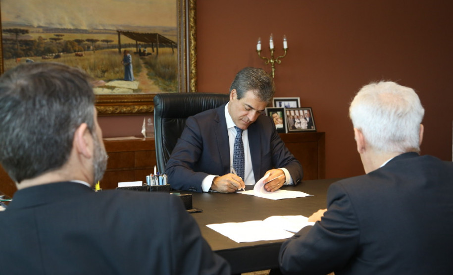 O Governo do Estado antecipou do fim de janeiro para o dia 23 dezembro o pagamento do valor referente ao terço de férias de professores da rede estadual de ensino. O desembolso soma R$ 86,4 milhões para 54.450 pagamentos a servidores.