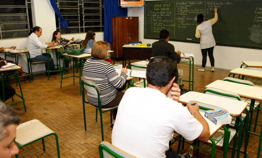 Para ingressar na EJA no Ensino Fundamental é necessário ter no mínimo 15 anos completos, e para a EJA no Ensino Médio a idade mínima é de 18 anos completos. É necessário levar original e fotocópia de documento de identificação.