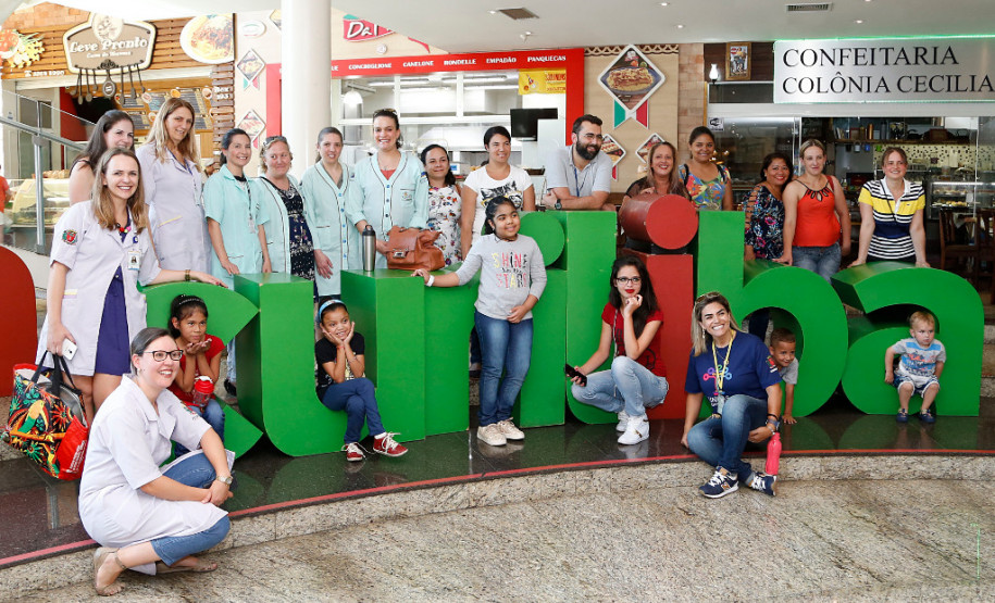 O Serviço de Atendimento à Rede de Escolarização Hospitalar (Sareh), da Secretaria de Estado da Educação, ampliou, em 2017, o número de atendimento de escolarização a estudantes hospitalizados ou que se encontram impossibilitados de frequentar as aulas por motivo de tratamento de saúde. O atendimento educacional é feito em instituições hospitalares conveniadas ou nas residências dos estudantes.