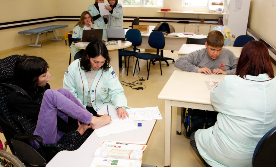 O Serviço de Atendimento à Rede de Escolarização Hospitalar (Sareh), da Secretaria de Estado da Educação, ampliou, em 2017, o número de atendimento de escolarização a estudantes hospitalizados ou que se encontram impossibilitados de frequentar as aulas por motivo de tratamento de saúde. O atendimento educacional é feito em instituições hospitalares conveniadas ou nas residências dos estudantes.