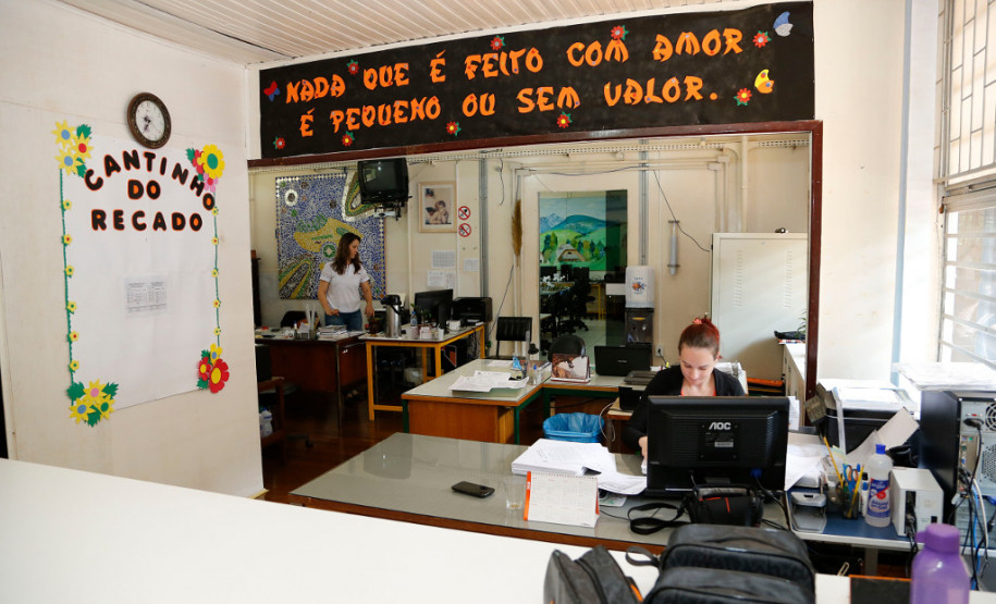 A rede estadual de educação está atendendo pais ou responsáveis por alunos que desejam transferir seus filhos de uma escola estadual para outra dentro da mesma cidade. Caso o estabelecimento de interesse tenha vagas disponíveis, a transferência será feita seguindo os critérios da Secretaria da Educação do Paraná (SEED). Se não houver vagas disponíveis o estudante aguardará uma oportunidade no Cadastro de Espera de Vaga Escolar (CEVE).