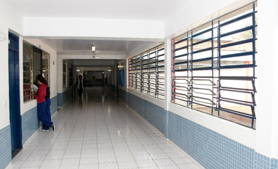 A rede estadual de educação está atendendo pais ou responsáveis por alunos que desejam transferir seus filhos de uma escola estadual para outra dentro da mesma cidade. Caso o estabelecimento de interesse tenha vagas disponíveis, a transferência será feita seguindo os critérios da Secretaria da Educação do Paraná (SEED). Se não houver vagas disponíveis o estudante aguardará uma oportunidade no Cadastro de Espera de Vaga Escolar (CEVE).