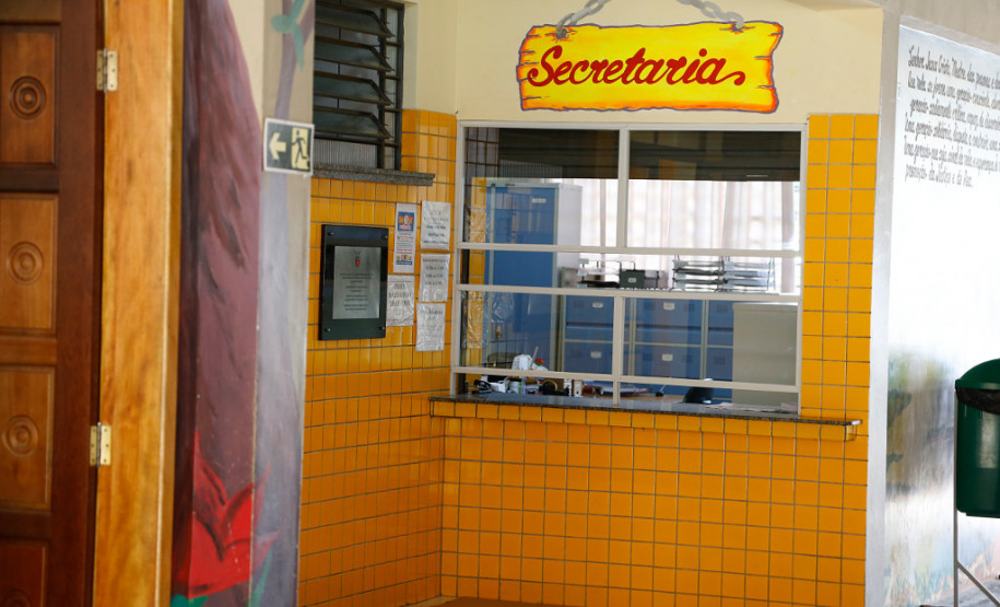 A rede estadual de educação está atendendo pais ou responsáveis por alunos que desejam transferir seus filhos de uma escola estadual para outra dentro da mesma cidade. Caso o estabelecimento de interesse tenha vagas disponíveis, a transferência será feita seguindo os critérios da Secretaria da Educação do Paraná (SEED). Se não houver vagas disponíveis o estudante aguardará uma oportunidade no Cadastro de Espera de Vaga Escolar (CEVE).