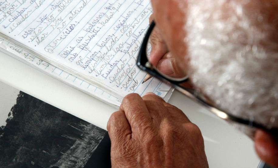 Estão abertas até 05 de fevereiro as inscrições para a segunda seleção do Programa Paraná Alfabetizado. As vagas são para voluntários nas funções de alfabetizador e de coordenador de turmas. Os candidatos selecionados e que compuserem turmas receberão uma bolsa mensal paga pelo Fundo Nacional de Desenvolvimento da Educação (FNDE) do Ministério da Educação (MEC).