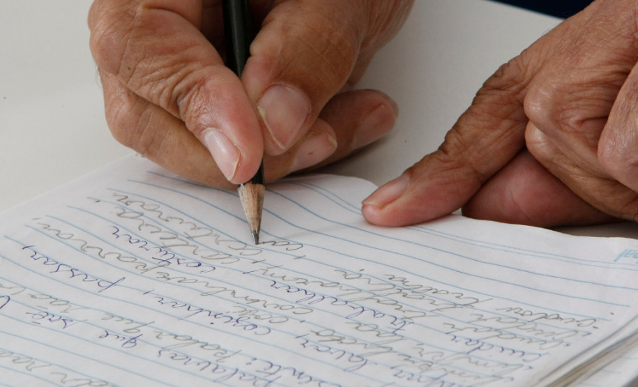 Estão abertas até 05 de fevereiro as inscrições para a segunda seleção do Programa Paraná Alfabetizado. As vagas são para voluntários nas funções de alfabetizador e de coordenador de turmas. Os candidatos selecionados e que compuserem turmas receberão uma bolsa mensal paga pelo Fundo Nacional de Desenvolvimento da Educação (FNDE) do Ministério da Educação (MEC).