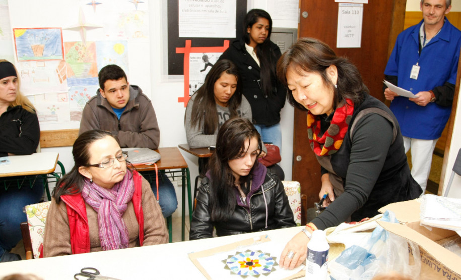 As matrículas na Educação de Jovens e Adultos (EJA) da rede estadual terminam nesta sexta-feira (19) em todo o Paraná. Os interessados devem procurar um Centro Estadual de Educação Básica para Jovens e Adultos (CEEBJA) ou escola estadual que oferte a modalidade. A matrícula e as aulas são gratuitas.<br/>
<br/>
Na foto, atividades do CEEBJA Poty Lazzarotto.