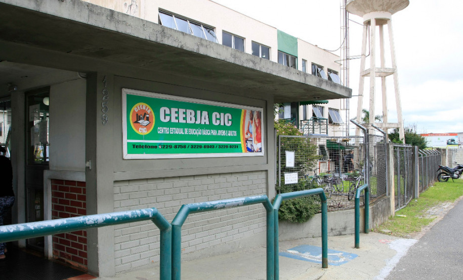 As matrículas na Educação de Jovens e Adultos (EJA) da rede estadual terminam nesta sexta-feira (19) em todo o Paraná. Os interessados devem procurar um Centro Estadual de Educação Básica para Jovens e Adultos (CEEBJA) ou escola estadual que oferte a modalidade. A matrícula e as aulas são gratuitas.<br/>
<br/>
Na foto fachada do CEEBJA CIC.