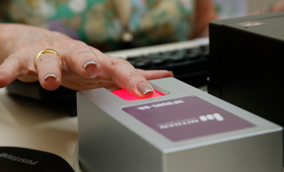 Desde esta segunda-feira (15) está disponível, na Secretaria de Estado da Educação, um computador para que os servidores da pasta façam o cadastro da identidade digital. O registro será feito por meio da confirmação da biometria. O aparelho ficará disponível durante os meses de janeiro e fevereiro, e os servidores que estiverem em férias ou afastados por qualquer motivo poderão fazer o cadastramento no retorno.