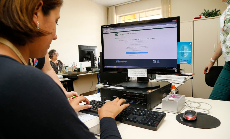 Desde esta segunda-feira (15) está disponível, na Secretaria de Estado da Educação, um computador para que os servidores da pasta façam o cadastro da identidade digital. O registro será feito por meio da confirmação da biometria. O aparelho ficará disponível durante os meses de janeiro e fevereiro, e os servidores que estiverem em férias ou afastados por qualquer motivo poderão fazer o cadastramento no retorno.
