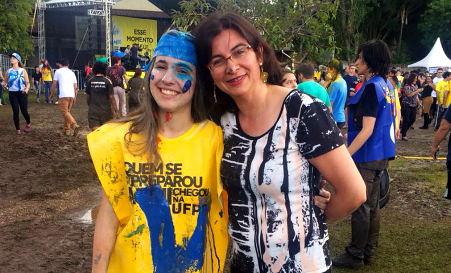 60% dos aprovados no vestibular da UFPR são da rede pública As alunas Thais Buwai Lucif (foto), aprovada em Agronomia, e Gabrieli Kmiecik, em Ciências Contábeis, ambas de 17 anos, estudaram desde os cinco anos no Colégio Estadual Sagrada Família, em Campo Largo (Região Metropolitana de Curitiba). As estudantes destacaram a qualidade de ensino ofertado pela instituição e o apoio dos professores na preparação para as provas.