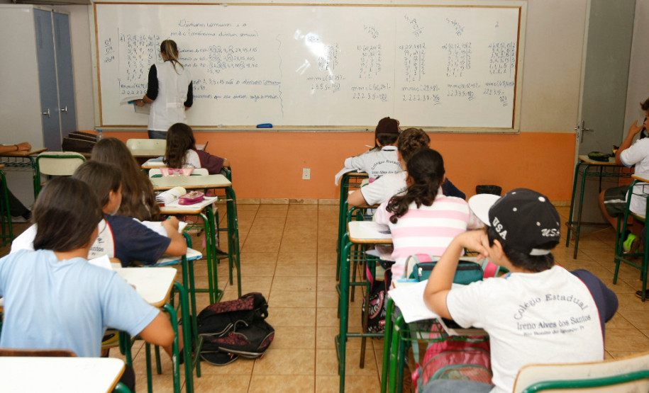 Os professores e servidores administrativos temporários da rede pública de ensino do Paraná, contratados por meio do Processo Seletivo Simplificado em 2017, irão receber os valores referentes a rescisão contratual nesta sexta-feira, 19 de janeiro.