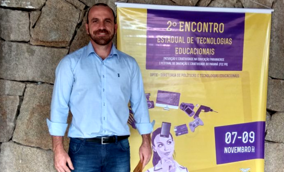 O professor Edson destacou que a participação do estudante na feira serve como incentivo para que outros alunos se interessem pelo mundo da pesquisa