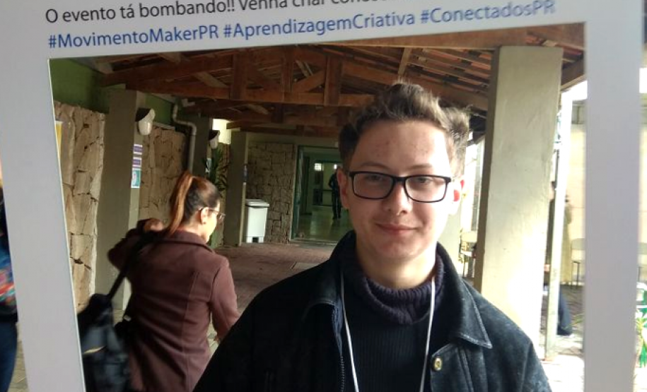 O estudante Paulo Ricardo Busch desenvolveu, com orientação do professor de Matemática Edson Pedro Schiehl, um sistema para carregar a bateria de celular por meio de energia solar