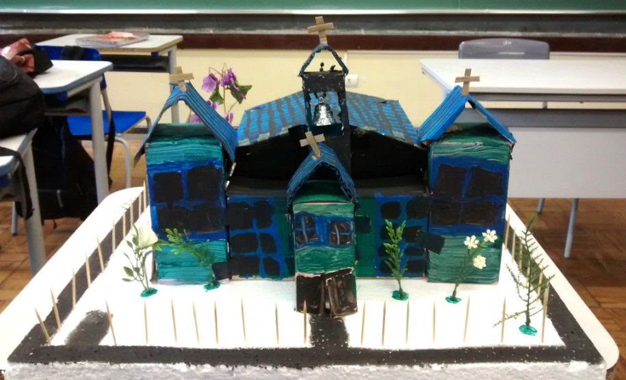 Trabalhos de estudantes do Colégio Estadual Bento Munhoz da Rocha Neto.