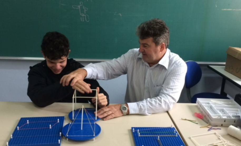 Professor paranaense concorre ao “Oscar” da categoria, em Dubai O professor paranaense Rubens Ferronato está entre os 50 finalistas da premiação “Global Teacher Prize 2018”, considerada o “Oscar” da categoria.