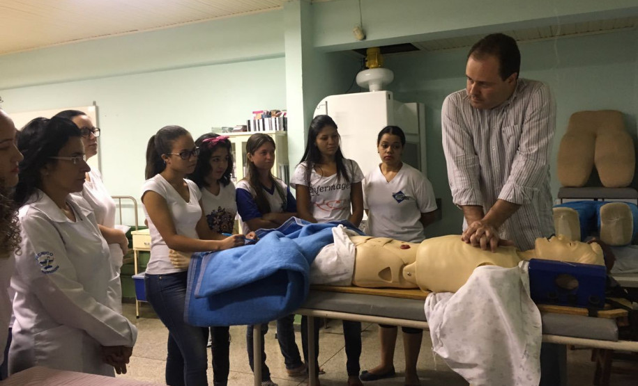 São ofertadas vagas para os cursos informática e saúde bucal, com cargas horárias de 1.200 e 1.280 horas.