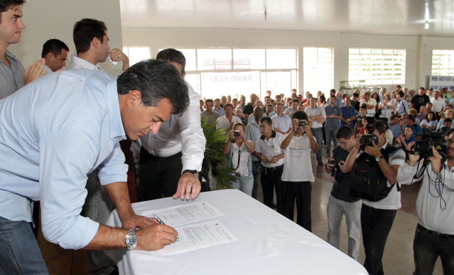 Governador Beto Richa, assina ordem de serviço para construção de escola e recape asfáltico, em Turvo, região central do Estado.Turvo, 10-02-2012.Foto: AENotícias