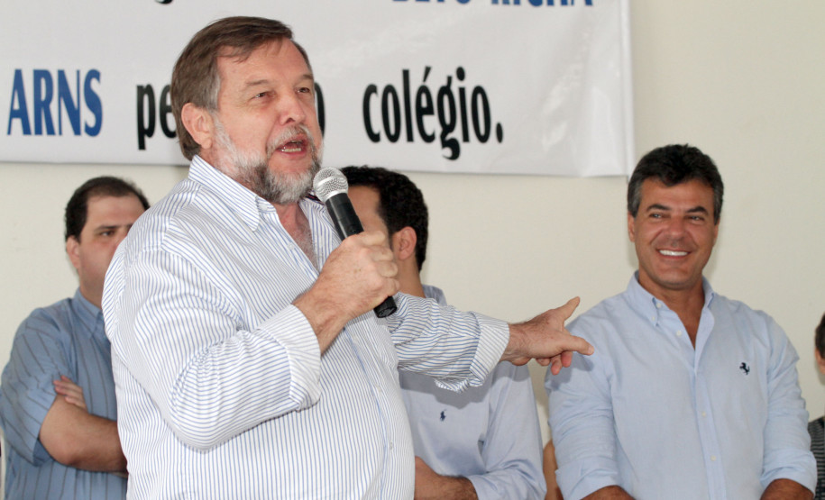 Governador Beto Richa, assina ordem de serviço para construção de escola e recape asfáltico, em Turvo, região central do Estado.Turvo, 10-02-2012.Foto: AENotícias.