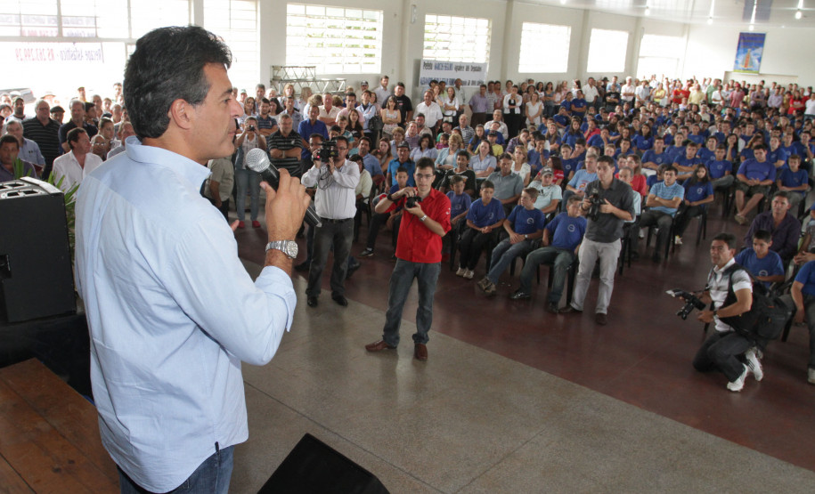 Governador Beto Richa, assina ordem de serviço para construção de escola e recape asfáltico, em Turvo, região central do Estado.Turvo, 10-02-2012.Foto: AENotícias.