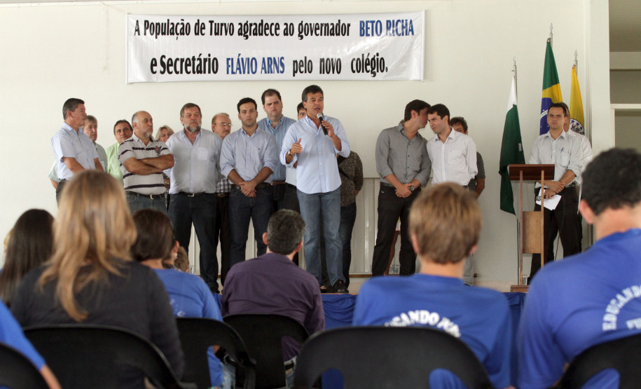 Governador Beto Richa, assina ordem de serviço para construção de escola e recape asfáltico, em Turvo, região central do Estado.Turvo, 10-02-2012.Foto: AENotícias.