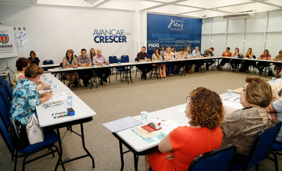 Os chefes dos 32 Núcleos Regionais de Educação (NREs) participam nesta segunda-feira (29) e terça-feira (30), em Curitiba, da primeira reunião do ano promovida pela Secretaria de Estado da Educação para debater questões pontuais de cada regional. As reuniões fazem parte de encontros periódicos entre os representantes da Secretaria para discutir questões técnicas, financeiras e pedagógicas para o bom início do ano letivo.