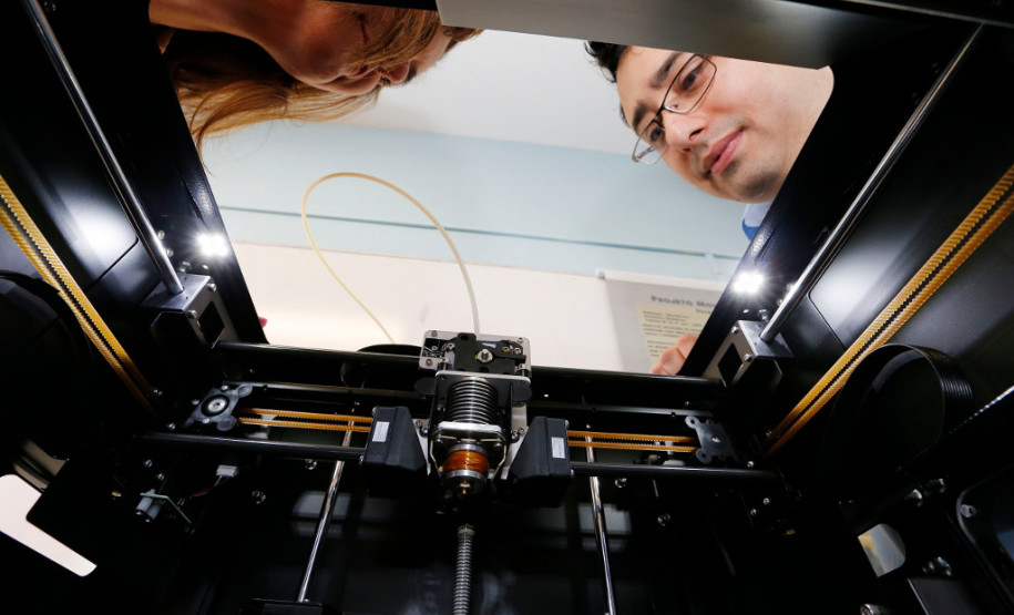 O diretor de políticas educacionais da Secretaria, Eziquiel Menta, explicou que a escolha dos equipamentos é feita pelas próprias escolas de acordo com as atividades que cada unidade de ensino desenvolve. “As escolas fizeram um diagnóstico da sua situação tecnológica e elaboraram um plano de uso e com isso definiram quais os kits que se encaixam melhor em sua política de tecnologia educacional”, disse.