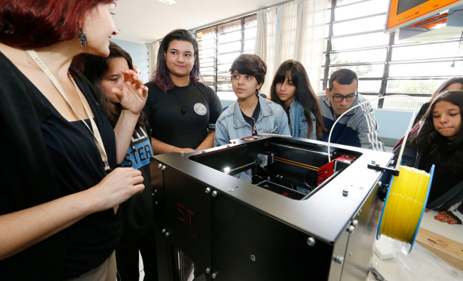 O Governo do Paraná começou a entregar nesta semana kits tecnológicos para o primeiro lote das 500 escolas que participam do projeto Conectados 2.0, desenvolvido pela Secretaria de Estado da Educação. Ao todo, o Governo do Paraná está investindo R$ 14 milhões para melhorar o parque tecnológico das escolas paranaenses.