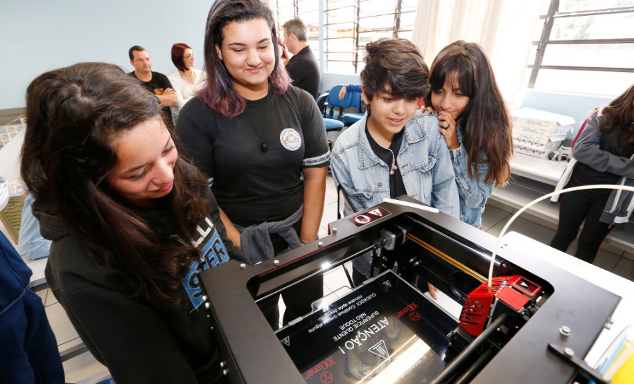 O Governo do Paraná começou a entregar nesta semana kits tecnológicos para o primeiro lote das 500 escolas que participam do projeto Conectados 2.0, desenvolvido pela Secretaria de Estado da Educação. Ao todo, o Governo do Paraná está investindo R$ 14 milhões para melhorar o parque tecnológico das escolas paranaenses.
