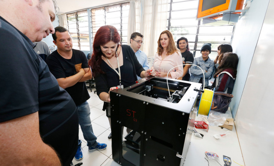 O Governo do Paraná começou a entregar nesta semana kits tecnológicos para o primeiro lote das 500 escolas que participam do projeto Conectados 2.0, desenvolvido pela Secretaria de Estado da Educação. Ao todo, o Governo do Paraná está investindo R$ 14 milhões para melhorar o parque tecnológico das escolas paranaenses.