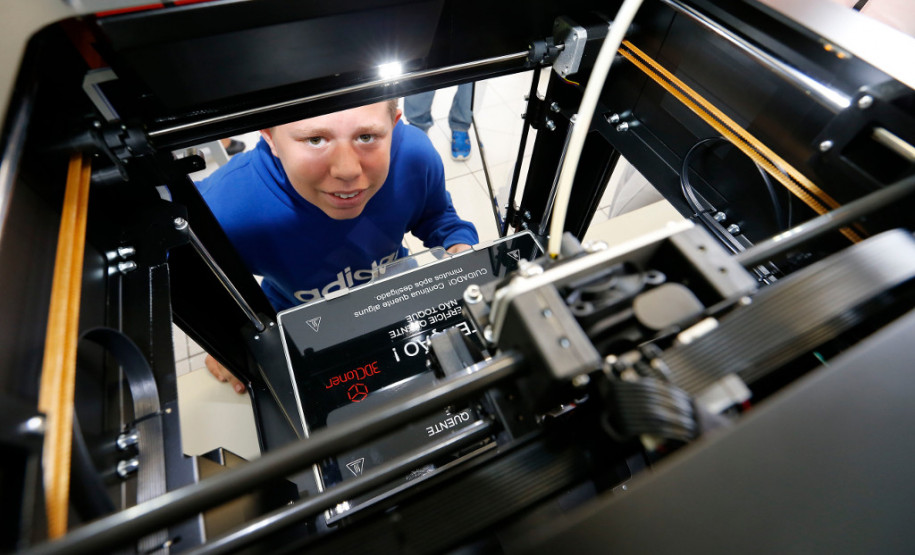 O aluno Wesley Domingues Ramalho, 13 anos, do 9° ano, aprovou a chegada do novo equipamento. “É uma ferramenta que vai ajudar o trabalho dos professores e facilitar o nosso aprendizado”, disse.