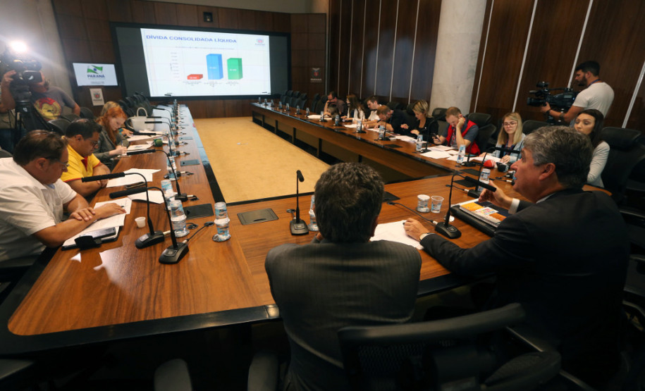 Balanço do exercício de 2017, publicado no Diário Oficial desta terça-feira (30), mostra que o Paraná destinou R$ 20,4 bilhões para as áreas de saúde, educação e segurança pública, o que representa um incremento de R$ 1,92 bilhão na comparação com o valor aplicado em 2016. Apesar do cenário econômico do país, o Estado encerrou 2017 com superávit orçamentário ajustado (resultado de receitas menos despesas) de R$ 1,97 bilhão.