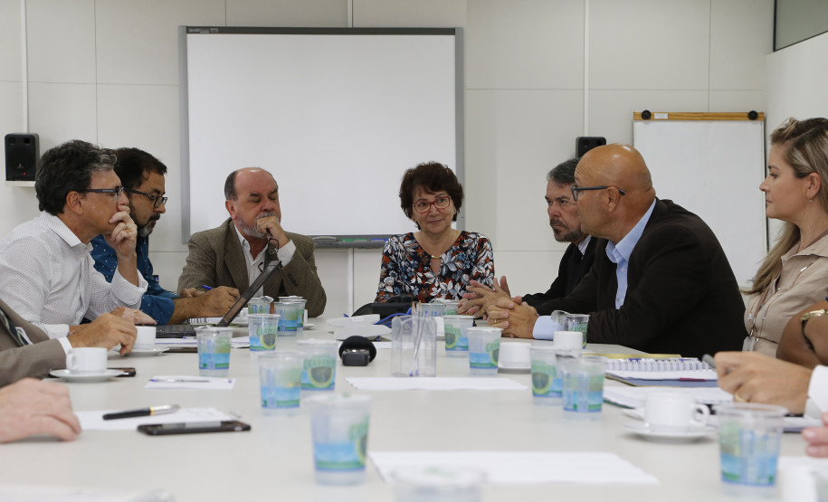 Representantes do Governo, Assembleia, Ministério Público e Sindicato se reuniram para tratar sobre o tema. A secretária estadual da Educação apresentou outros pontos da pauta reivindicada pelos sindicalistas e que já estão em estágio avançado na secretaria.