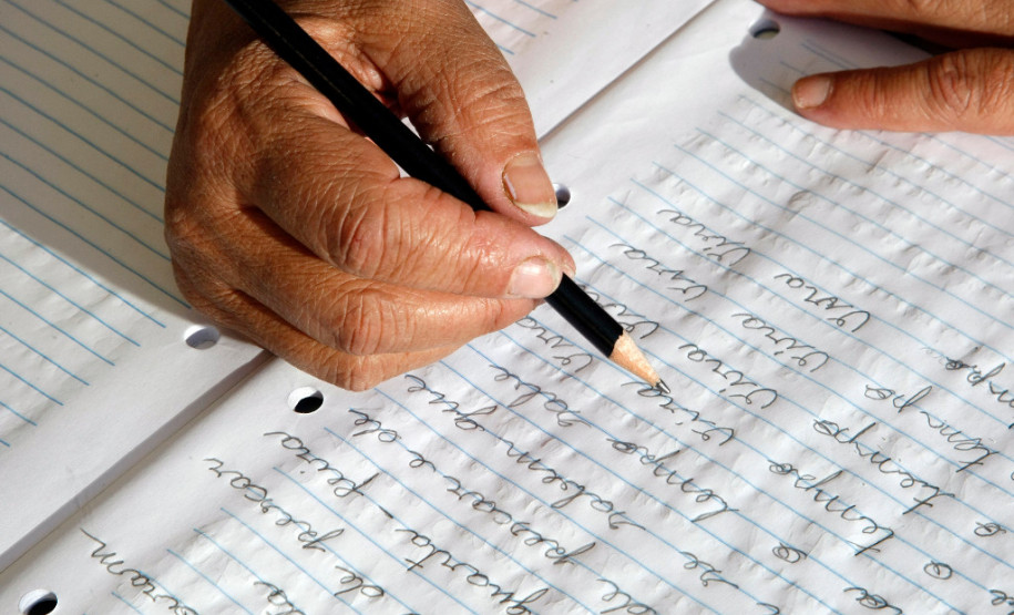 Terminam nesta segunda-feira (05) as inscrições para a segunda seleção do Programa Paraná Alfabetizado. As vagas são para voluntários nas funções de alfabetizador e de coordenador de turmas. Os candidatos selecionados e que compuserem turmas receberão uma bolsa mensal paga pelo Fundo Nacional de Desenvolvimento da Educação (FNDE) do Ministério da Educação (MEC).