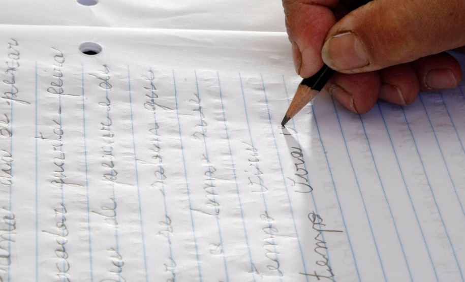 Terminam nesta segunda-feira (05) as inscrições para a segunda seleção do Programa Paraná Alfabetizado. As vagas são para voluntários nas funções de alfabetizador e de coordenador de turmas. Os candidatos selecionados e que compuserem turmas receberão uma bolsa mensal paga pelo Fundo Nacional de Desenvolvimento da Educação (FNDE) do Ministério da Educação (MEC).