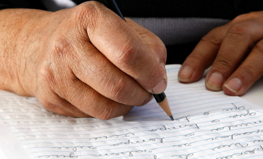 Terminam nesta segunda-feira (05) as inscrições para a segunda seleção do Programa Paraná Alfabetizado. As vagas são para voluntários nas funções de alfabetizador e de coordenador de turmas. Os candidatos selecionados e que compuserem turmas receberão uma bolsa mensal paga pelo Fundo Nacional de Desenvolvimento da Educação (FNDE) do Ministério da Educação (MEC).