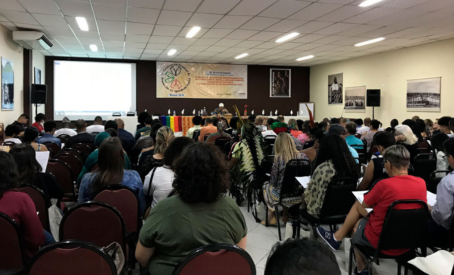 O Governo do Paraná lançou o Plano Estadual de Promoção da Igualdade Racial para o biênio 2017/2019, que visa criar e implementar novas políticas públicas que protejam e assegurem os direitos dos segmentos étnicos-raciais historicamente discriminados. O lançamento aconteceu durante a IV Conferência Estadual de Promoção da Igualdade Racial (IV Coepir), realizada em Curitiba, de sexta-feira a domingo (2 a 4).