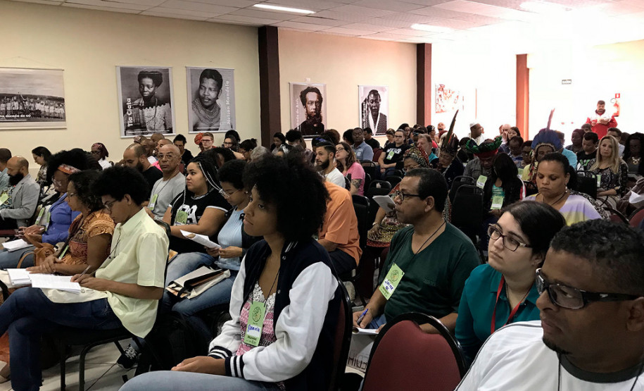 O Governo do Paraná lançou o Plano Estadual de Promoção da Igualdade Racial para o biênio 2017/2019, que visa criar e implementar novas políticas públicas que protejam e assegurem os direitos dos segmentos étnicos-raciais historicamente discriminados. O lançamento aconteceu durante a IV Conferência Estadual de Promoção da Igualdade Racial (IV Coepir), realizada em Curitiba, de sexta-feira a domingo (2 a 4).