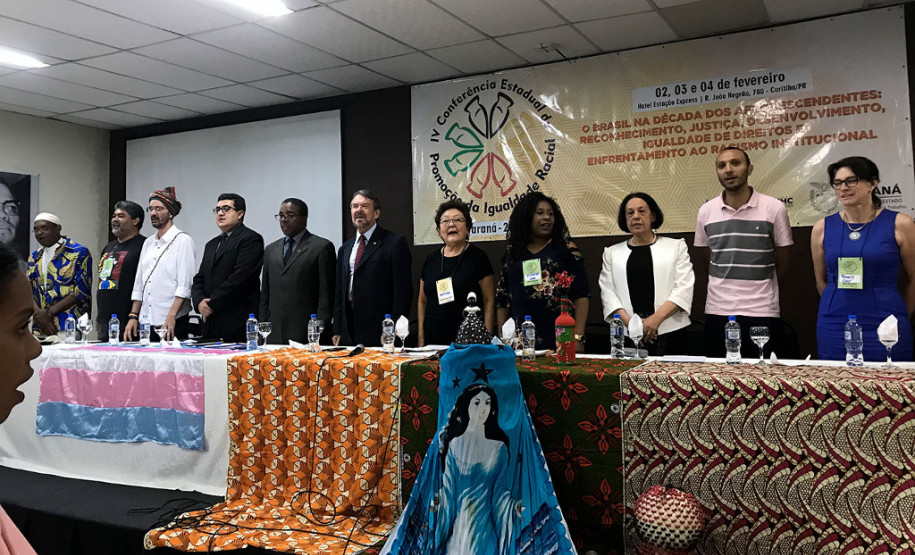 O Governo do Paraná lançou o Plano Estadual de Promoção da Igualdade Racial para o biênio 2017/2019, que visa criar e implementar novas políticas públicas que protejam e assegurem os direitos dos segmentos étnicos-raciais historicamente discriminados. O lançamento aconteceu durante a IV Conferência Estadual de Promoção da Igualdade Racial (IV Coepir), realizada em Curitiba, de sexta-feira a domingo (2 a 4).